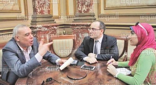 محررة «الشروق» مع النائبين محمد رشوان وأحمد أبو علم - تصوير: لبنى طارق